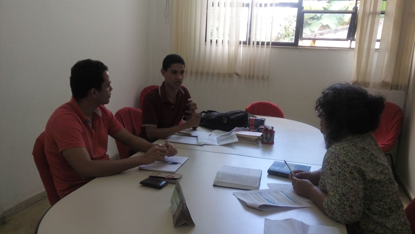 Grupo de estudo na sala de reuniões da Escola Sindical 7 de Outubro